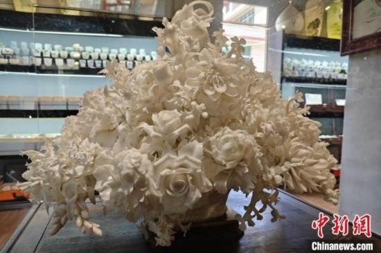 福建德化陶瓷以“白”見(jiàn)長(zhǎng)，因白如雪、明如鏡、薄如紙、聲如磬、潤(rùn)如玉而享譽(yù)世界。 吳冠標(biāo) 攝