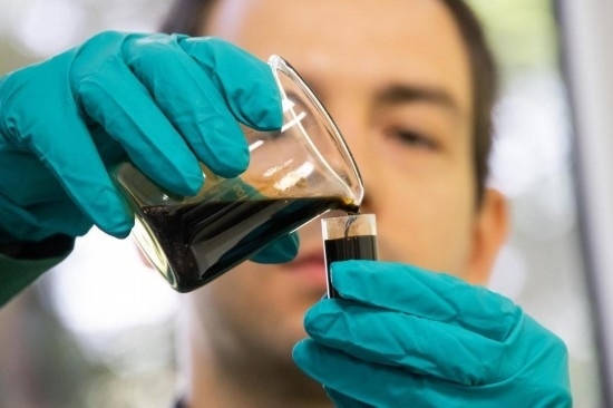 2022年5月24日，在匈牙利薩茲豪隆包陶多瑙河煉油廠，一名工人對(duì)通過阿德里亞輸油管道運(yùn)達(dá)的原油樣品進(jìn)行質(zhì)量分析。新華社發(fā)（弗爾季·奧蒂洛攝）