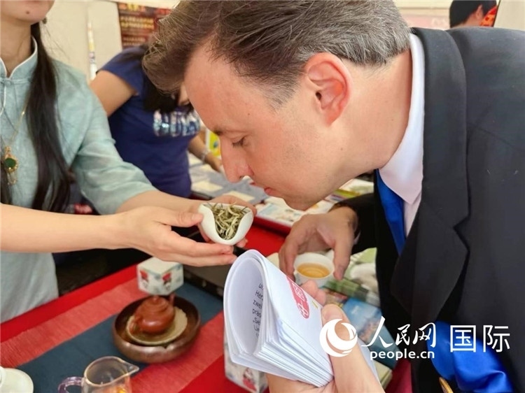 德國市民品鑒中國茶。人民網(wǎng)記者 劉赫攝