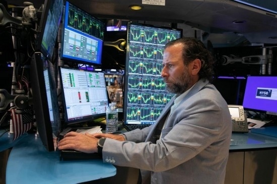 5月3日，交易員在美國(guó)紐約證券交易所交易大廳工作。新華社發(fā)（郭克攝）