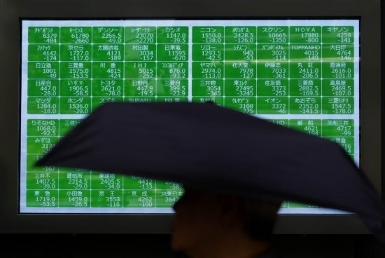 8月2日，在日本東京，行人經(jīng)過(guò)一處股指信息電子顯示屏。新華社記者張笑宇攝