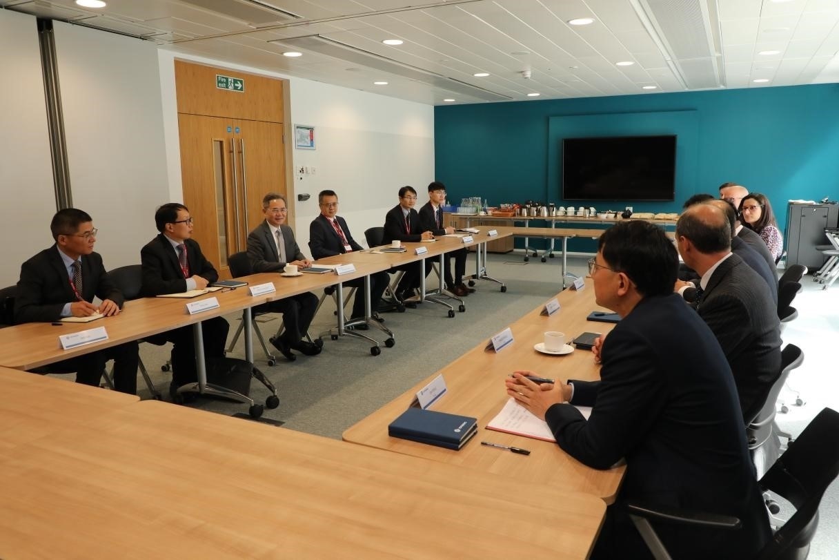 圖為中國(guó)駐英國(guó)大使鄭澤光與項(xiàng)目運(yùn)營(yíng)團(tuán)隊(duì)及企業(yè)合作機(jī)構(gòu)負(fù)責(zé)人座談現(xiàn)場(chǎng)。中國(guó)駐英國(guó)使館供圖