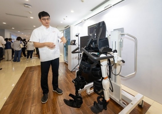2024年5月24日，在位于上海市嘉定區(qū)的上海交通大學(xué)醫(yī)學(xué)院附屬瑞金醫(yī)院腫瘤質(zhì)子中心，工作人員介紹由瑞金醫(yī)院醫(yī)生和醫(yī)療公司共同研發(fā)的用于恢復(fù)患者下肢的醫(yī)療機(jī)器人。新華社記者 王翔 攝