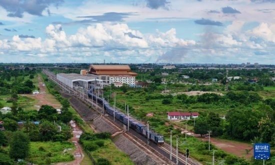 8月5日，由老撾籍火車司機獨立駕駛的滿載貨物的列車駛出萬象站，向中國昆明進發(fā)（無人機照片）。新華社發(fā)（楊永全 攝）