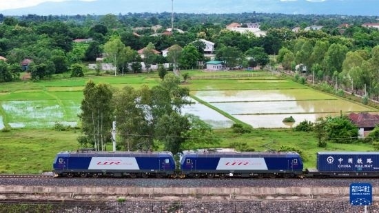 8月5日，由老撾籍火車司機獨立駕駛的滿載貨物的列車駛出萬象站，向中國昆明進發(fā)（無人機照片）。新華社發(fā)（楊永全 攝）
