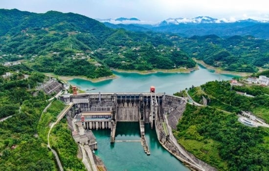 這是陜西安康水電站大壩（2024年6月21日攝，無(wú)人機(jī)照片）。新華社記者 蔡湘鑫 攝