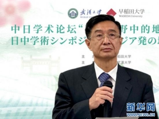 圖為中國(guó)駐日本大使館教育處公使銜參贊杜柯偉發(fā)表致辭。（武漢大學(xué)供圖）