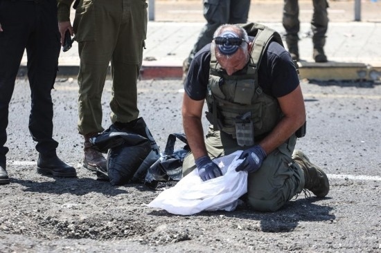 8月6日，在以色列納哈里亞，警方在無(wú)人機(jī)襲擊現(xiàn)場(chǎng)開展工作。以色列國(guó)防軍6日發(fā)表聲明說，多架無(wú)人機(jī)當(dāng)天從黎巴嫩射向以色列，造成以色列邊境城市納哈里亞數(shù)名平民受傷。新華社/基尼圖片社