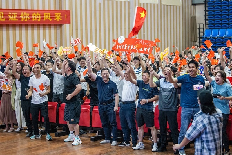 北京時間7月27日，2024年巴黎奧運會首個比賽日，在射擊10米氣步槍混合團體比賽中，中國選手黃雨婷/盛李豪獲得金牌。圖為黃雨婷的母校師生們通過收看奧運直播的方式為她加油助威。