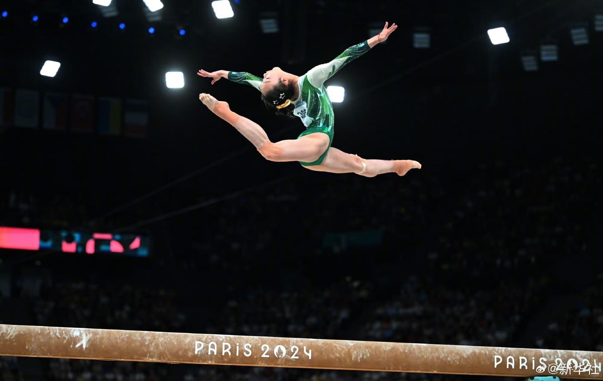 巴黎奧運(yùn)會體操女子平衡木比賽中，中國選手周雅琴的靚麗身姿