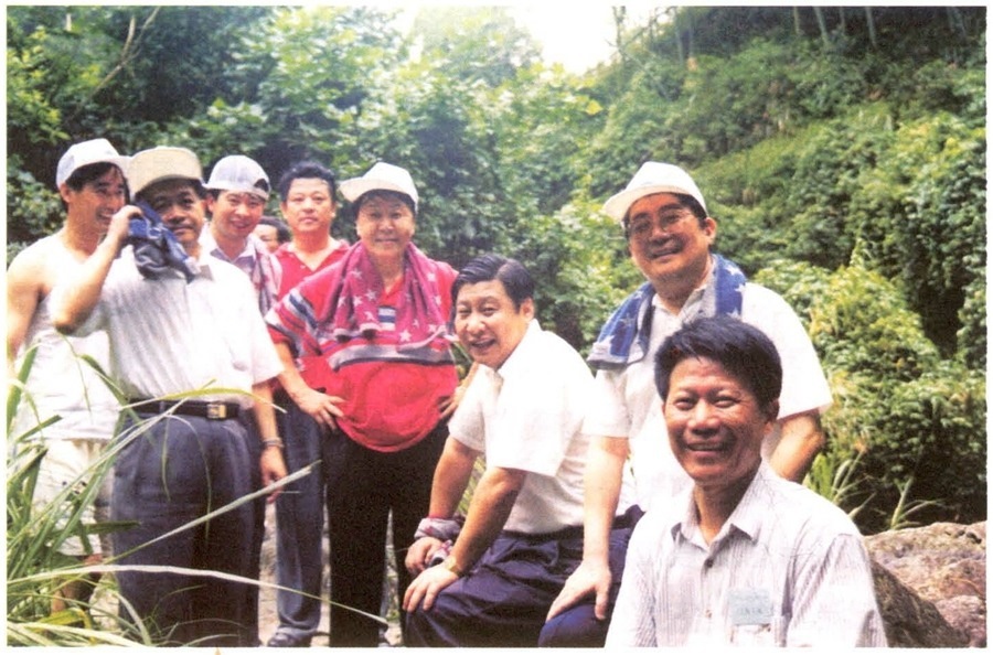 1999年6月，習(xí)近平在福州森林公園參加紀(jì)念毛主席“發(fā)展體育運(yùn)動，增強(qiáng)人民體質(zhì)”題詞47周年登山健身活動。（資料照片，來源：《習(xí)近平在福建》（下））
