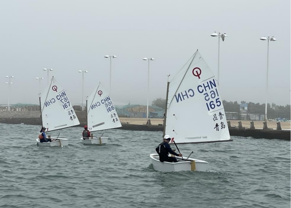 青島市嶗山區(qū)中韓小學(xué)帆船社團(tuán)進(jìn)行帆船訓(xùn)練。青島市嶗山區(qū)教育和體育局供圖