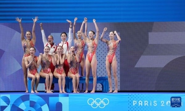 北京時(shí)間8月8日凌晨，巴黎奧運(yùn)會(huì)花樣游泳集體項(xiàng)目的最后一項(xiàng)比賽集體技巧自選在巴黎奧林匹克水上運(yùn)動(dòng)中心舉行。中國(guó)隊(duì)奪得花樣游泳集體項(xiàng)目金牌。圖為中國(guó)隊(duì)在比賽后慶祝奪冠。新華社記者 薛宇舸 攝