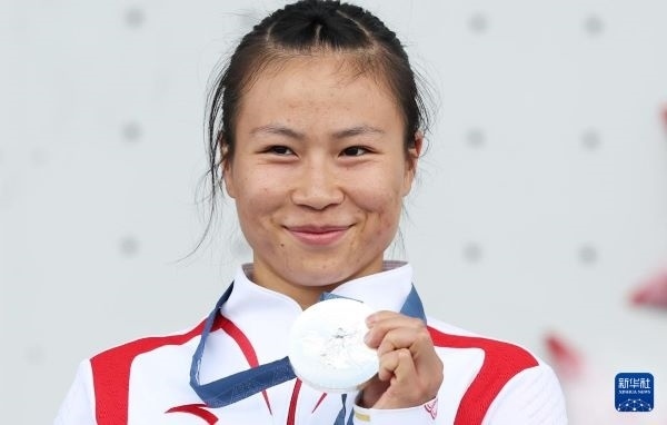 北京時(shí)間8月7日，在巴黎奧運(yùn)會(huì)攀巖女子速度賽比賽中，中國(guó)選手鄧麗娟獲得銀牌。圖為亞軍中國(guó)選手鄧麗娟在頒獎(jiǎng)儀式上。新華社記者 高靜 攝