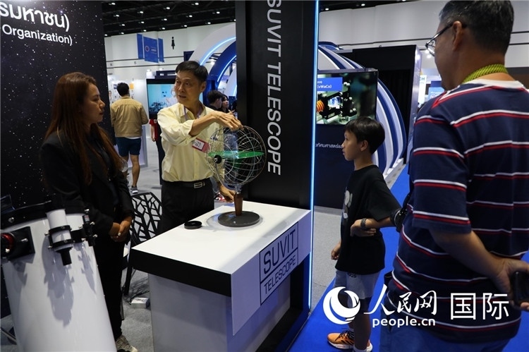 專家向觀眾講述航天知識。人民網(wǎng)記者簡承淵攝。