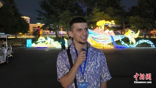 圖為外籍青年李浩然接受采訪。曹淼欣 攝