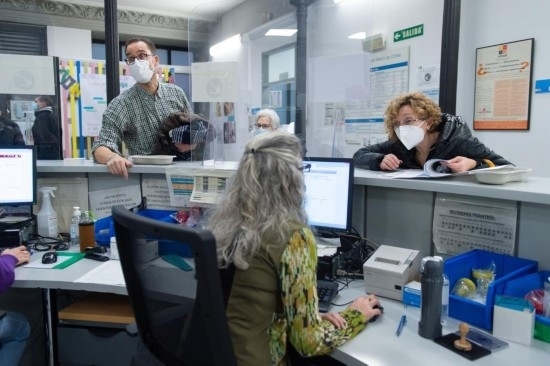 1月15日，人們?cè)谖靼嘌礼R德里一家診所內(nèi)就診。新華社發(fā)（古斯塔沃·巴連特?cái)z）