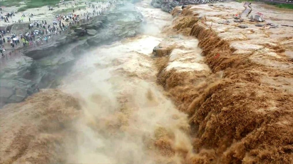 黃河壺口瀑布水量大增，出現(xiàn)壯美黃色瀑布群景觀。新華社發(fā) 呂桂明 攝