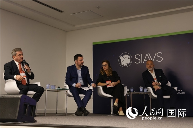 巴西動物蛋白協(xié)會高層管理人員在展覽會舉辦前接受外國記者采訪。 人民網(wǎng)記者 時元皓攝