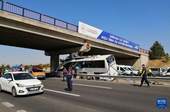 這是8月9日在土耳其安卡拉省波拉特勒拍攝的事故現(xiàn)場。新華社發(fā)（穆斯塔法·卡亞攝）