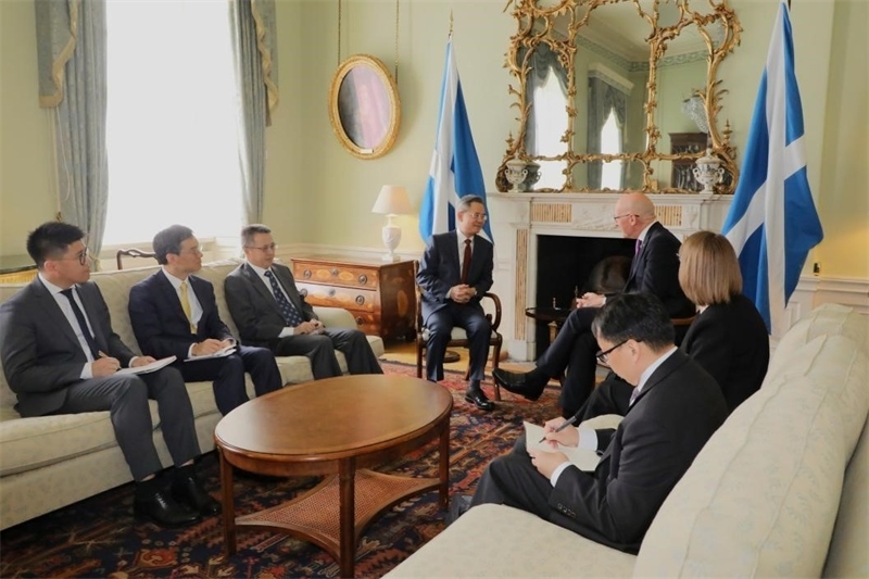 中國(guó)駐英國(guó)大使鄭澤光在愛(ài)丁堡會(huì)見(jiàn)蘇格蘭首席部長(zhǎng)斯溫尼。中國(guó)駐英國(guó)使館供圖