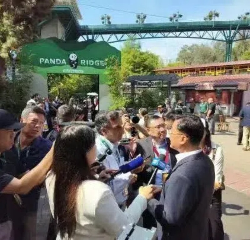 謝鋒大使現(xiàn)場接受記者采訪。中國駐美大使館供圖