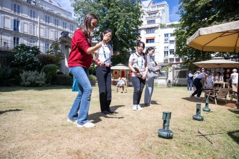 中外友人體驗投壺游戲。巴黎