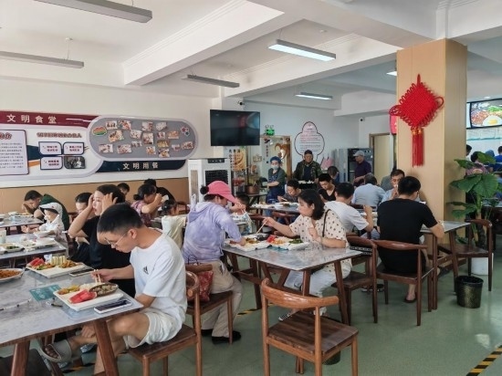 清水灣社區(qū)食堂坐滿了前來就餐的居民。新華社記者 鄒欣媛 攝