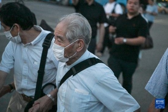 8月12日晚，侵華日軍第七三一部隊(duì)（簡(jiǎn)稱“731部隊(duì)”）“少年隊(duì)”原隊(duì)員清水英男，乘機(jī)抵達(dá)哈爾濱。新華社記者 王松 攝