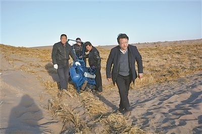 徐先英（右一）帶隊(duì)在沙漠腹地試驗(yàn)新型手扶式小沙障機(jī)。受訪者供圖