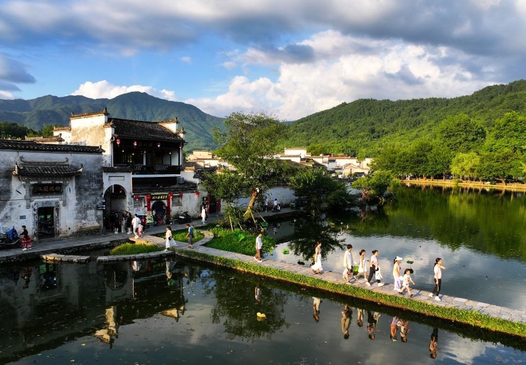 2024年7月7日，游客在安徽省黃山市黟縣宏村游玩。新華社記者杜宇攝