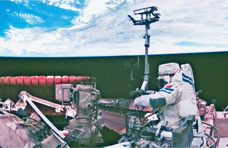 黨的十八大以來，我國科技事業(yè)取得歷史性成就、發(fā)生歷史性變革，科技自立自強(qiáng)成果持續(xù)涌現(xiàn)。圖為2024年7月3日在北京航天飛行控制中心拍攝的神舟十八號(hào)航天員李聰在空間站組合體艙外作業(yè)的畫面。 新華社記者 郭中正/攝