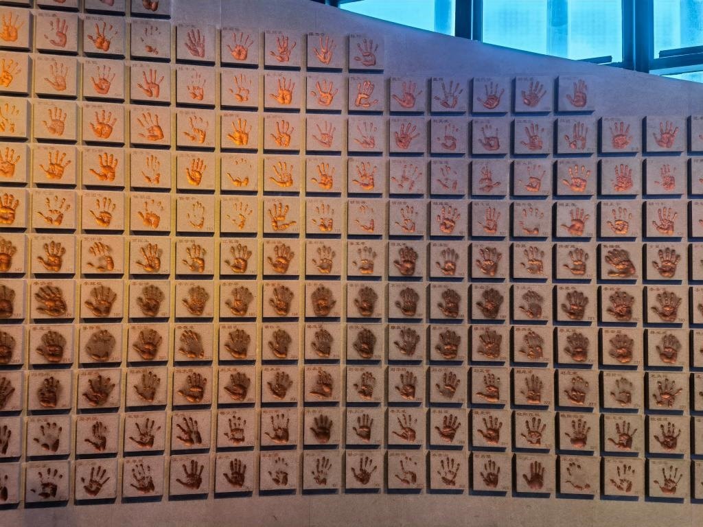 圖為侵華日軍南京大屠殺遇難同胞紀(jì)念館“三個必勝”展廳排列的648個鮮紅的手?。ň植浚?。新華社記者 邱冰清 攝