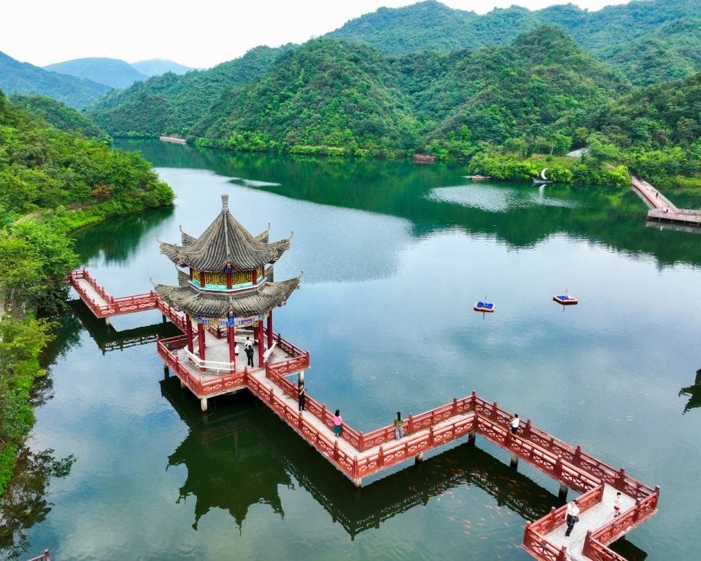 2024年8月11日，游客在湖南省雙牌縣陽明山國家森林公園萬和湖休閑游玩。新華社發(fā)（周秀魚春攝）