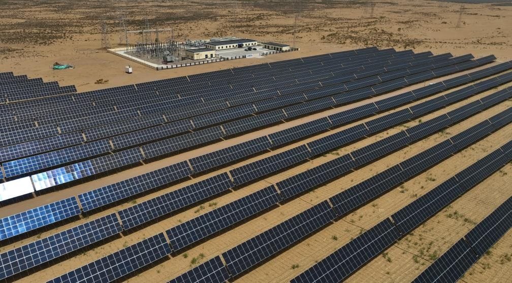 這是2024年5月16日拍攝的內(nèi)蒙古巴彥淖爾市磴口縣烏蘭布和沙漠光伏基地。新華社記者李云平攝