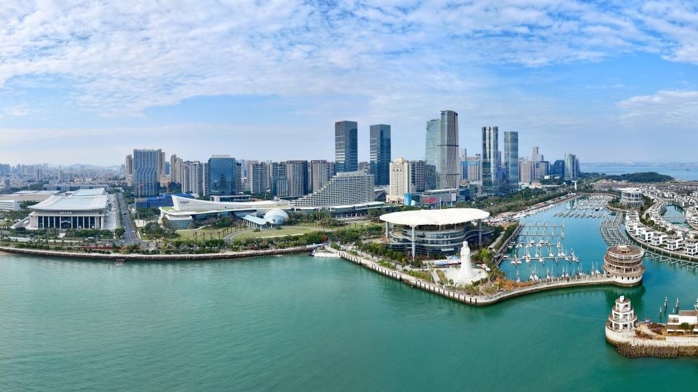 2024年1月24日拍攝的廈門國際會議中心、環(huán)島路一帶濱海城市景觀。新華社記者姜克紅攝