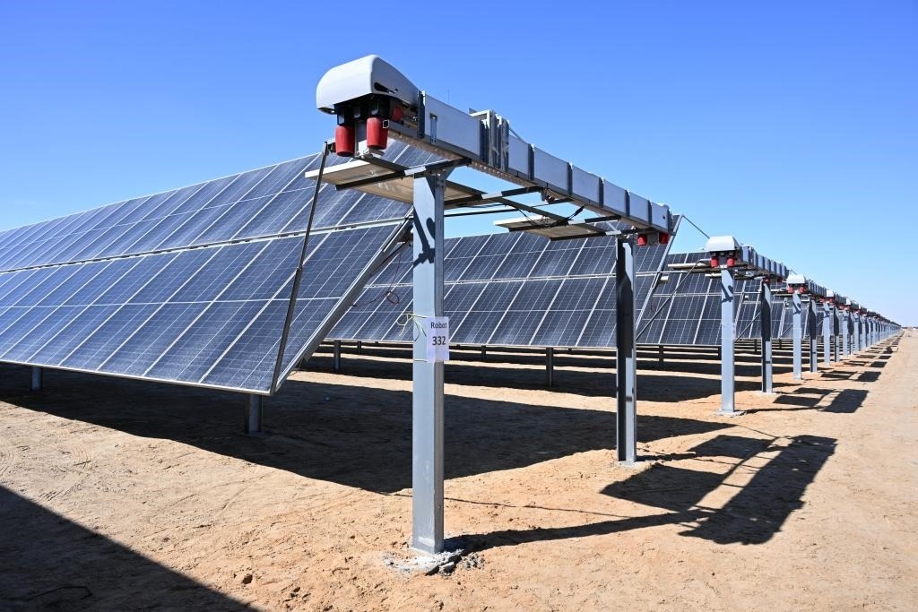 這是2023年3月18日在位于阿聯(lián)酋阿布扎比南部的艾爾達(dá)芙拉光伏電站拍攝的光伏板。新華社發(fā)（中國機(jī)械設(shè)備工程股份有限公司阿布扎比分公司供圖）