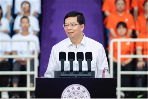 邱勇為新生講授開學(xué)第一課。學(xué)校供圖