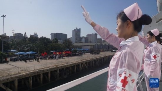 當?shù)貢r間8月16日上午10時許，執(zhí)行“和諧使命-2024”任務的中國海軍“和平方舟”號醫(yī)院船圓滿結束對莫桑比克的訪問，駛離馬普托港，前往本次任務第五站南非。新華社發(fā)（曹春耀 攝）