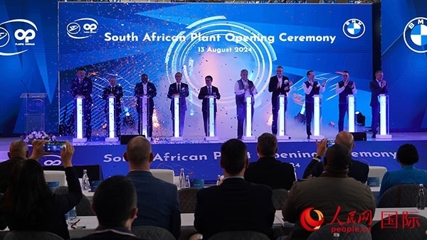 嘉賓點(diǎn)亮燈柱。人民網(wǎng) 張茜攝