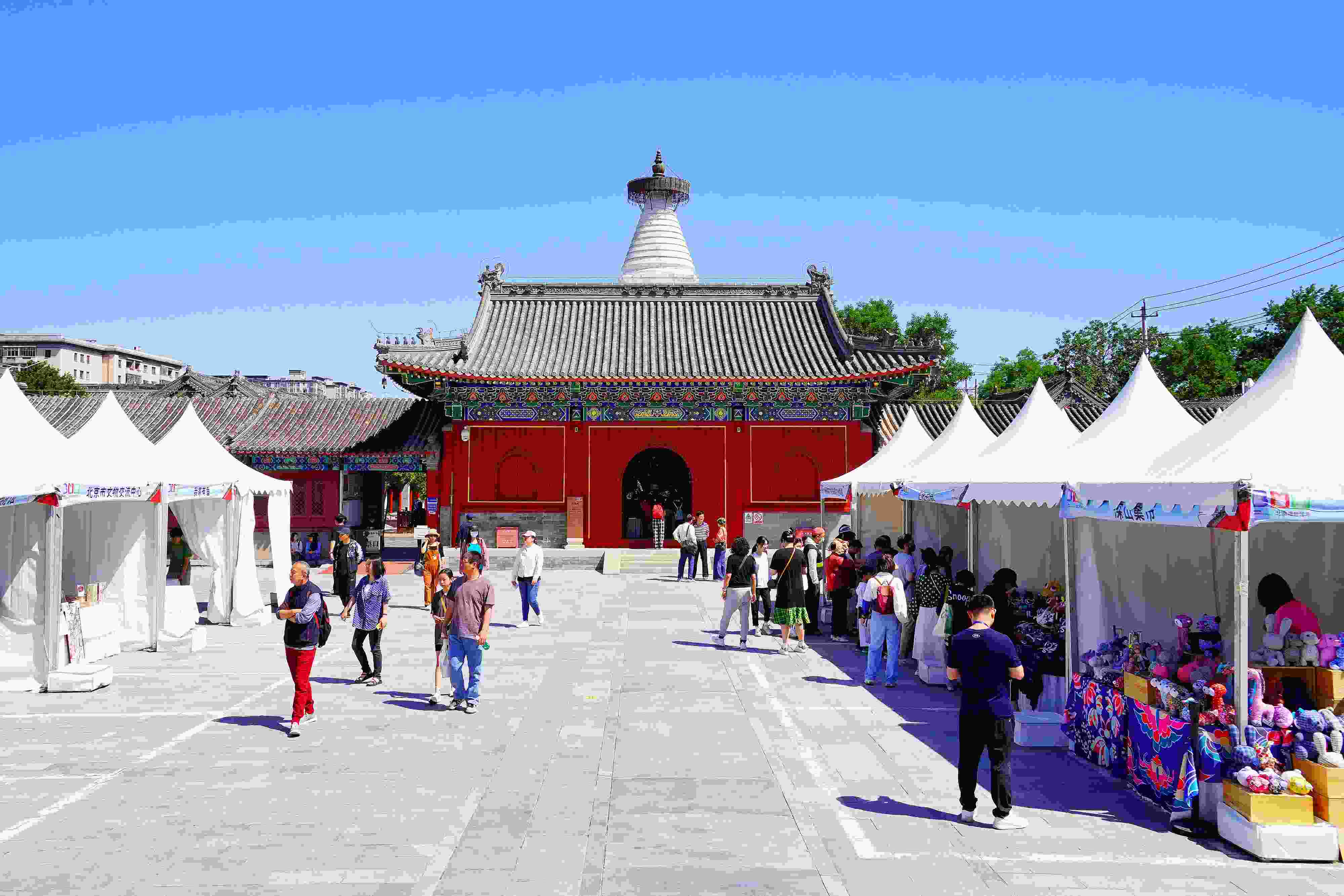 2024年5月，“北京白塔文化市集”在已有700余年歷史的妙應(yīng)寺白塔下舉行。