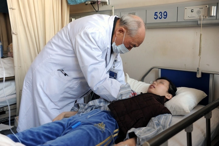 瑞金醫(yī)院終身教授王振義在上海瑞金醫(yī)院為病人看?。ㄙY料照片）。 新華社發(fā)