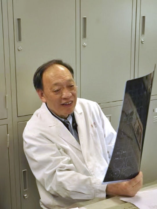 復(fù)旦大學(xué)附屬華山醫(yī)院感染科終身教授翁心華在工作（資料照片）。 新華社發(fā)