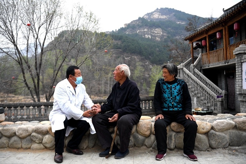2020年4月15日，在河北阜平縣龍泉關(guān)鎮(zhèn)駱駝灣村，村醫(yī)霍建國(guó)為村民把脈。
