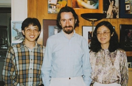 1992年，朱銳（左）赴美國(guó)杜蘭大學(xué)攻讀心靈哲學(xué)與認(rèn)知科學(xué)，師從心靈哲學(xué)和認(rèn)知科學(xué)家Radu Bogdan（中），右為朱銳師姐、北師大教授田平。