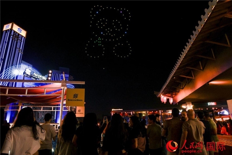 當(dāng)?shù)孛癖娪^看無人機(jī)表演。人民網(wǎng)記者 宋亦然攝