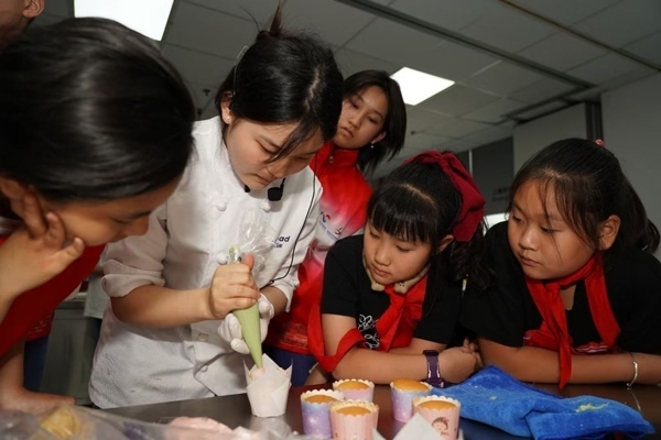 一日營首發(fā)團探訪技能大師工作室并現場開展實踐體驗活動。徐匯區(qū)總工會供圖