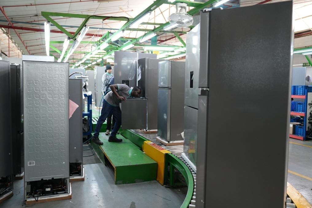 8月14日，在南非開普敦，當(dāng)?shù)貑T工在海信南非工業(yè)園的冰箱生產(chǎn)線上工作。新華社記者王雷攝