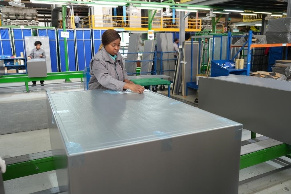 8月14日，在南非開普敦，當(dāng)?shù)貑T工在海信南非工業(yè)園的冰箱生產(chǎn)線上工作。新華社記者王雷攝