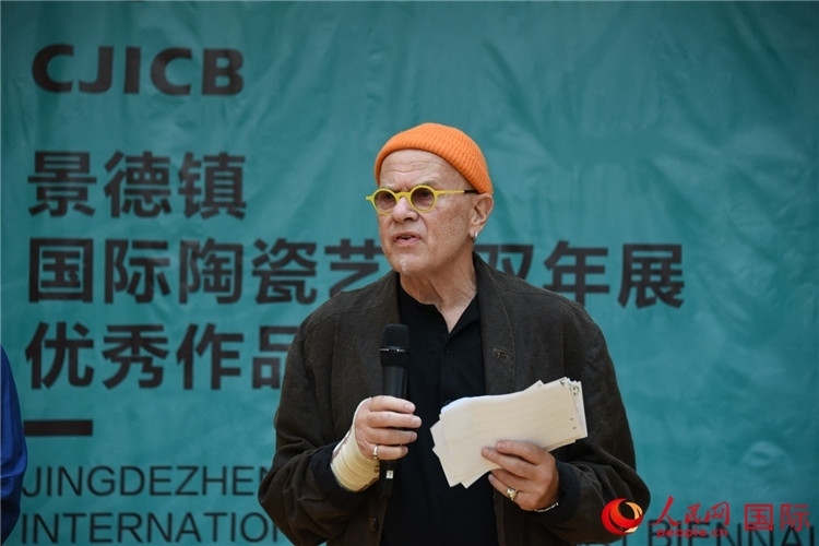 瑞典藝術家托比恩·卡爾斯博致辭。人民網(wǎng)記者 殷淼攝